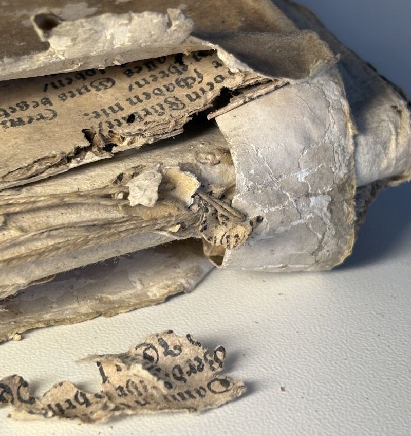 Beschädigtes Buch Inkunabeldruck Pergamentband